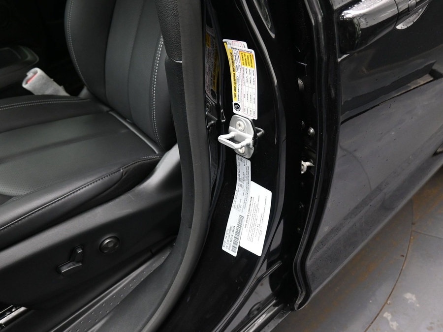 Black Chrysler Voyager image number 15