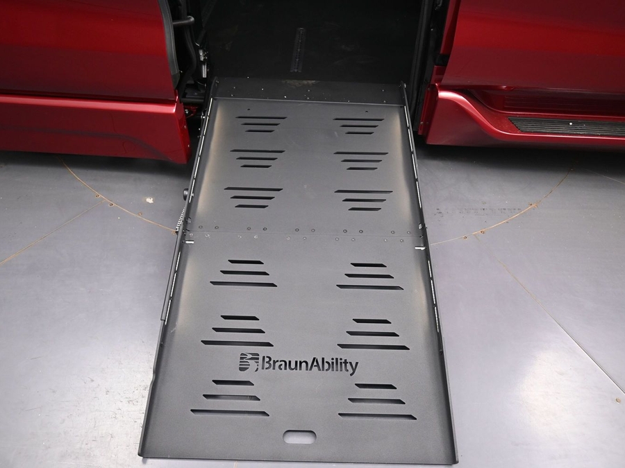 New 2026 Toyota Sienna Hybrid LE - BraunAbility Side Entry Fold Out Automatic Ramp