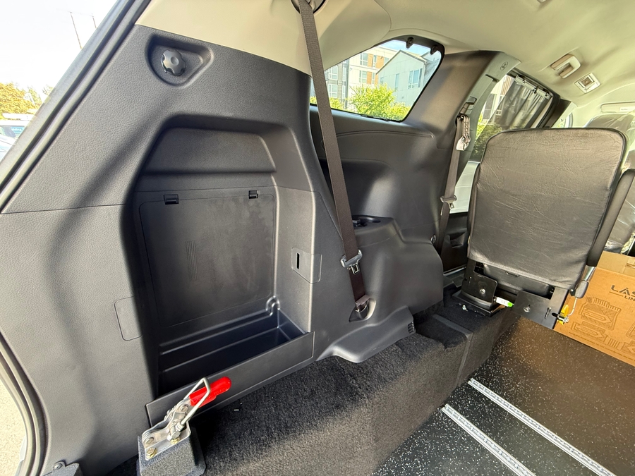 New 2026 Toyota Sienna Hybrid LE w swivel 2nd row - Vantage Mobility Commercial Rear Entry Entry Fold Out Manual Ramp