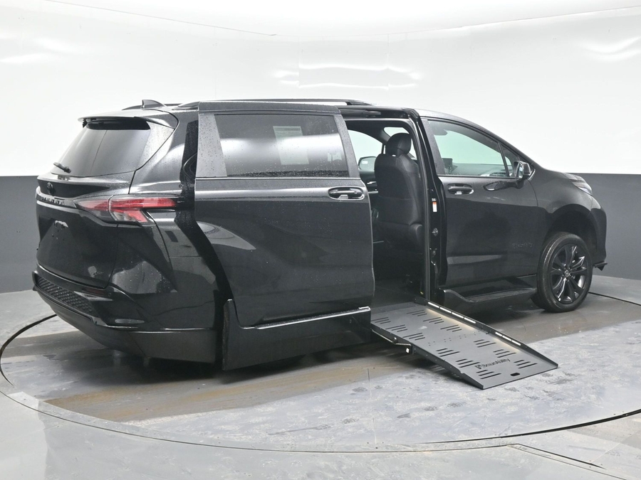 New 2025 Toyota Sienna Hybrid XSE Sport - BraunAbility Side Entry Entry Fold Out Automatic Ramp