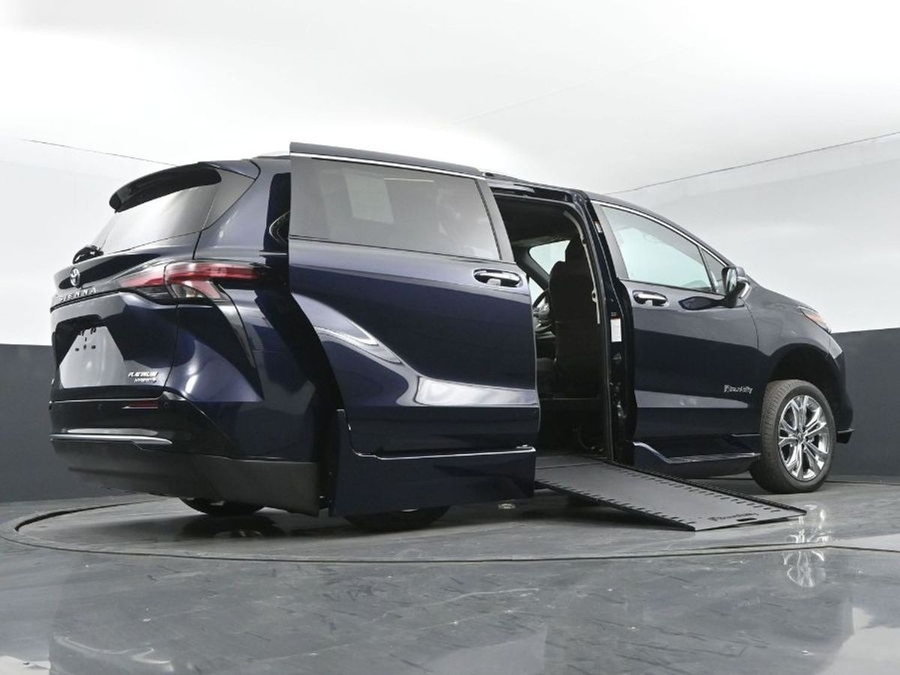 Blue Toyota Sienna image number 6