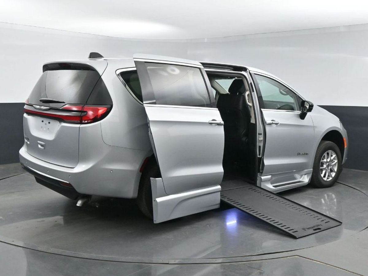 Silver Chrysler Pacifica image number 23