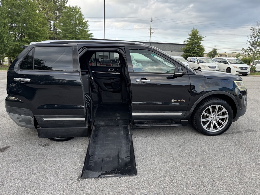 Black Ford Explorer image number 5