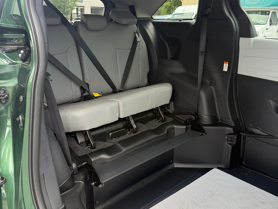 Green Toyota Sienna image number 16