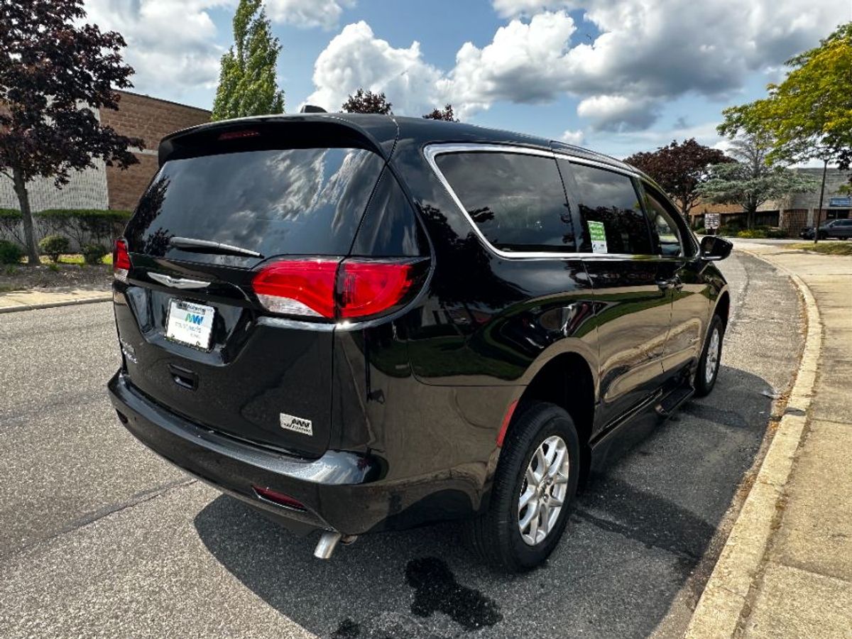 2023 CHRYSLER VOYAGER - Image 5
