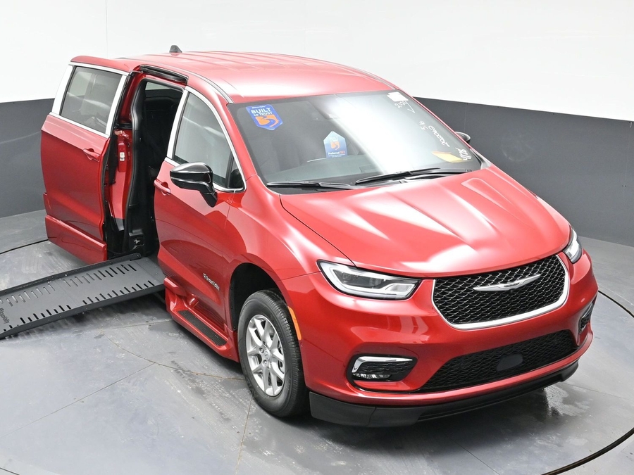 Red Chrysler Pacifica image number 19