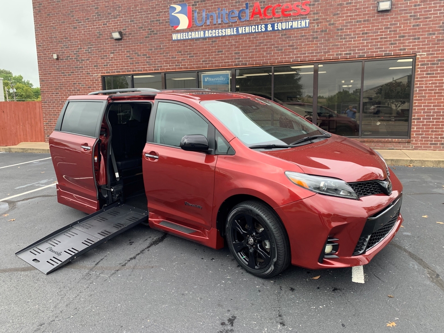 Used 2020 Toyota Sienna SE - BraunAbility Side Entry Entry Fold Out Automatic Ramp