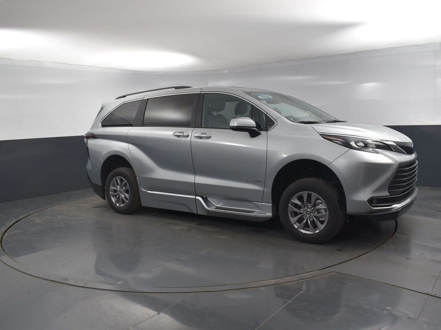 New 2025 Toyota Sienna Hybrid XLE Plus - BraunAbility Side Entry Entry In Floor Automatic Ramp