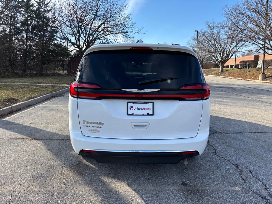 Used 2022 Chrysler Pacifica Touring L - BraunAbility Side Entry Entry Fold Out Manual Ramp