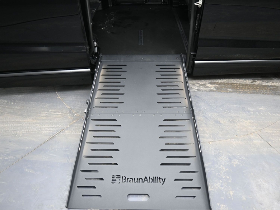 Black Chrysler Pacifica image number 10