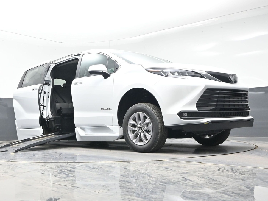 New 2026 Toyota Sienna Hybrid XLE Base - BraunAbility Side Entry Entry Fold Out Automatic Ramp