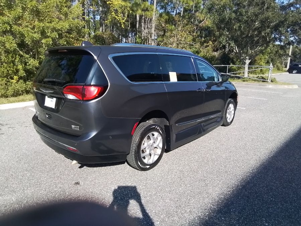 Grey Chrysler Pacifica image number 3