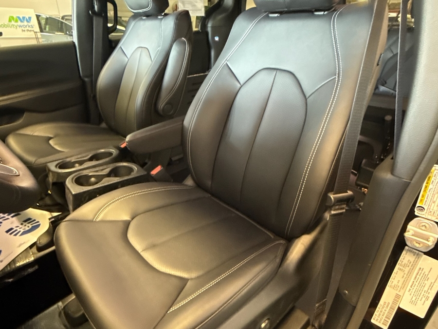 Black Chrysler Pacifica image number 9