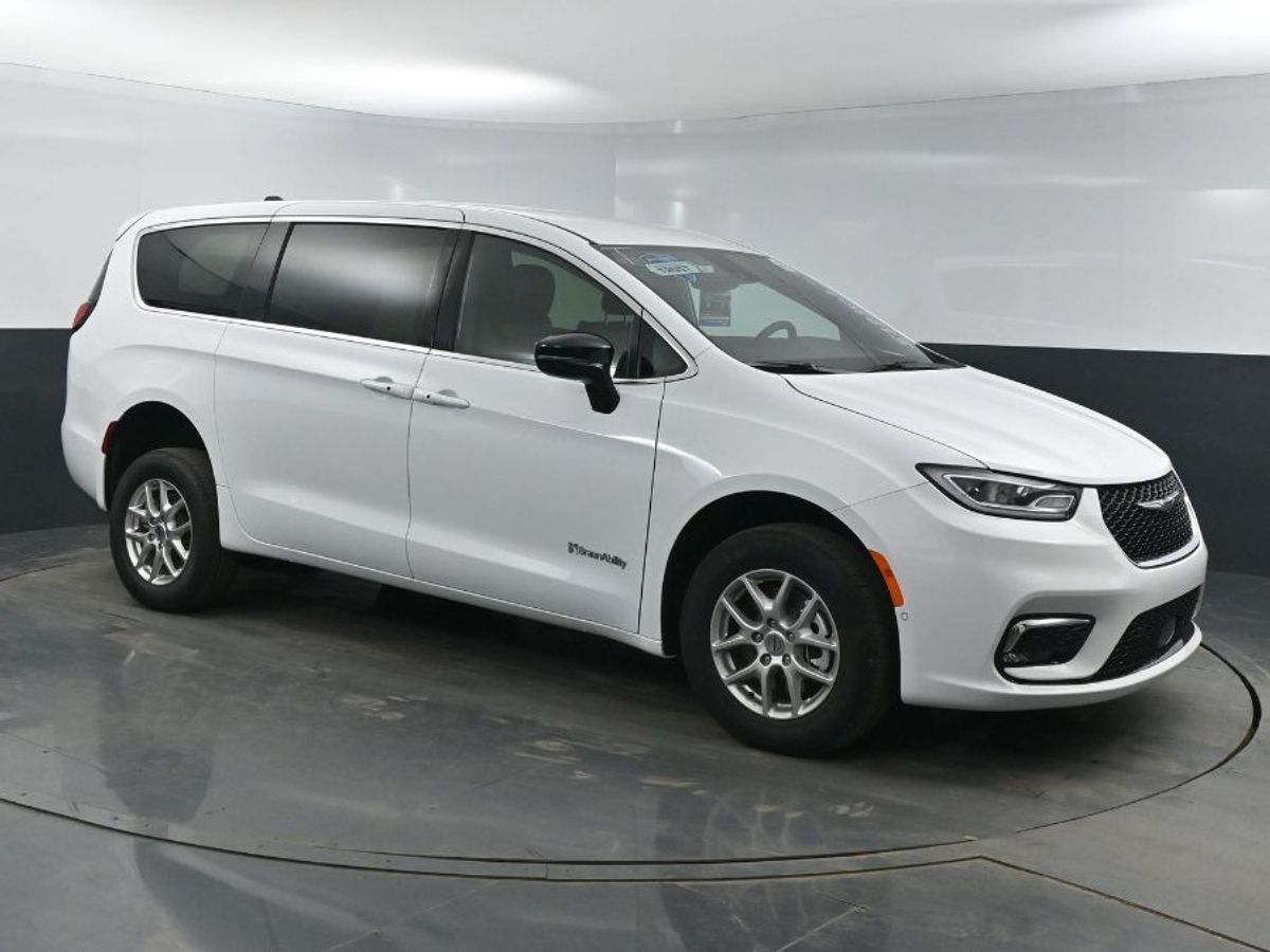 White Chrysler Pacifica image number 14