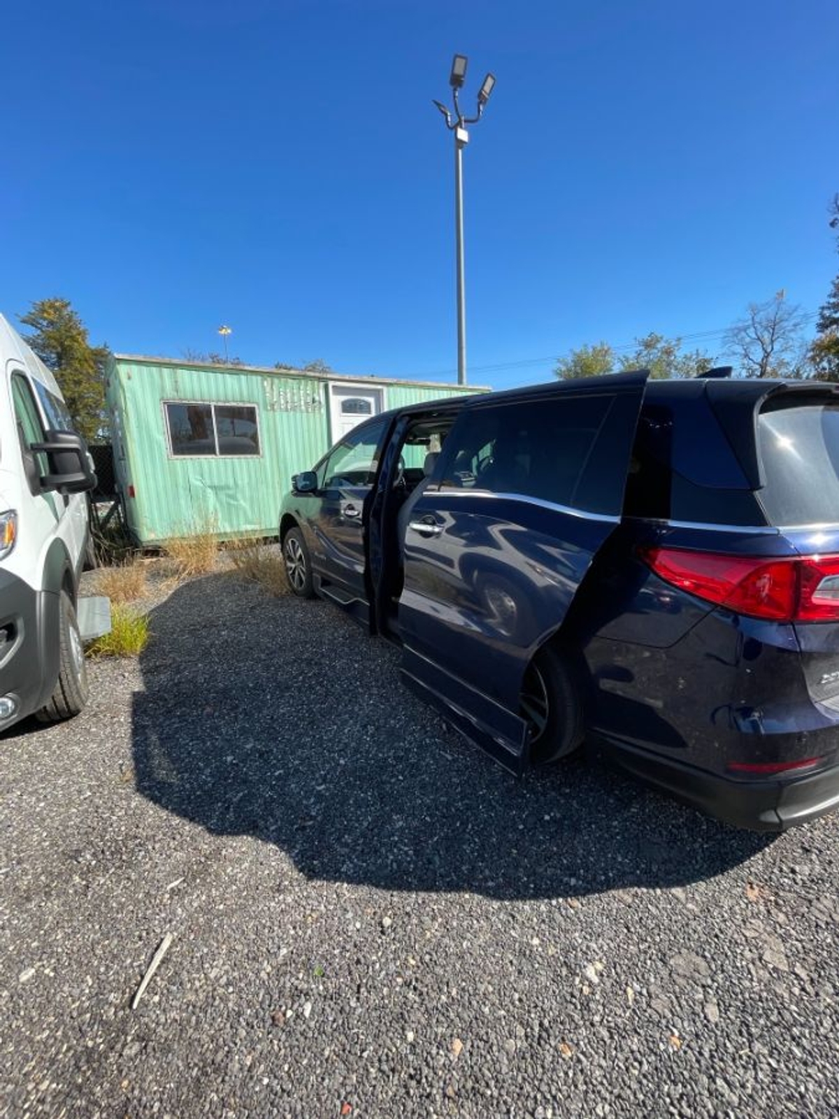 Blue Honda Odyssey image number 13