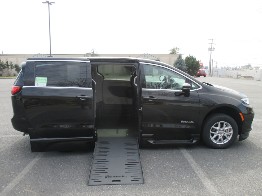 Black Chrysler Pacifica image number 9