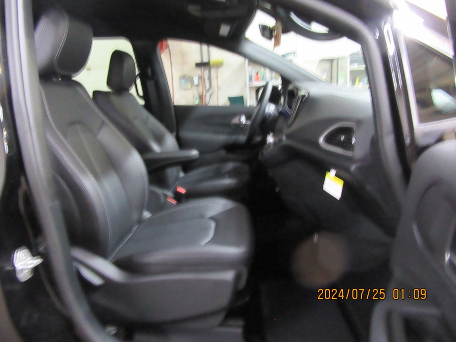 Black Chrysler Voyager image number 15