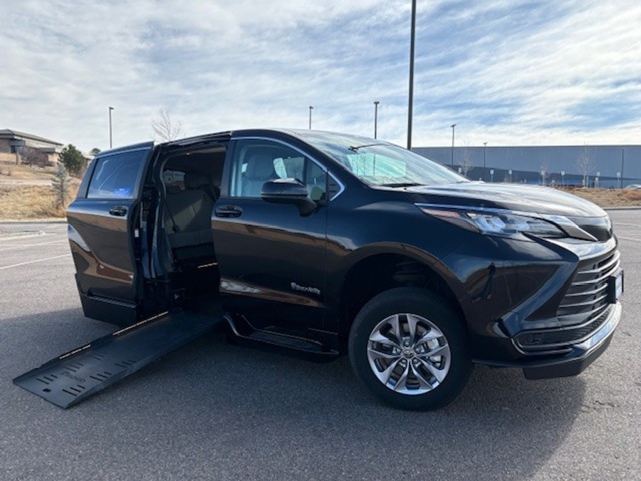 Used 2024 Toyota Sienna Hybrid LE - BraunAbility Side Entry Entry Fold Out Automatic Ramp