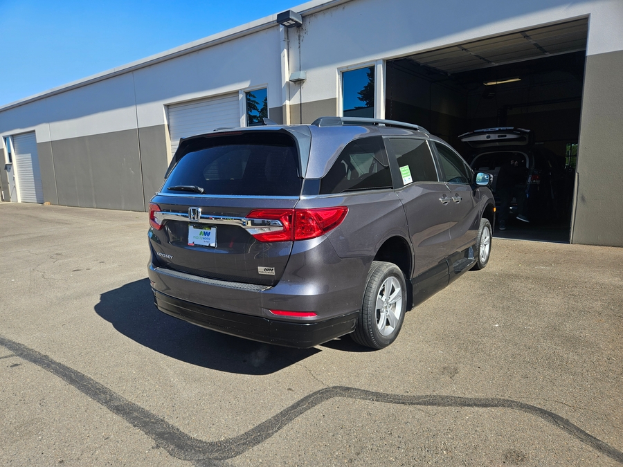 Grey Honda Odyssey image number 5