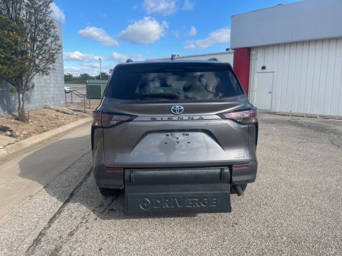 Grey Toyota Sienna image number 11