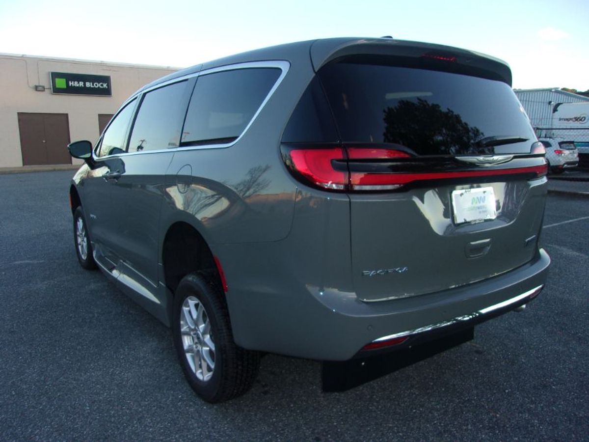 Grey Chrysler Pacifica image number 7