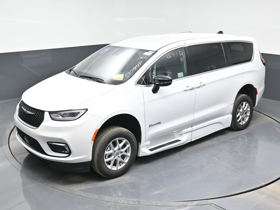 New 2025 Chrysler Pacifica Select Safety - BraunAbility Side Entry Entry In Floor Automatic Ramp