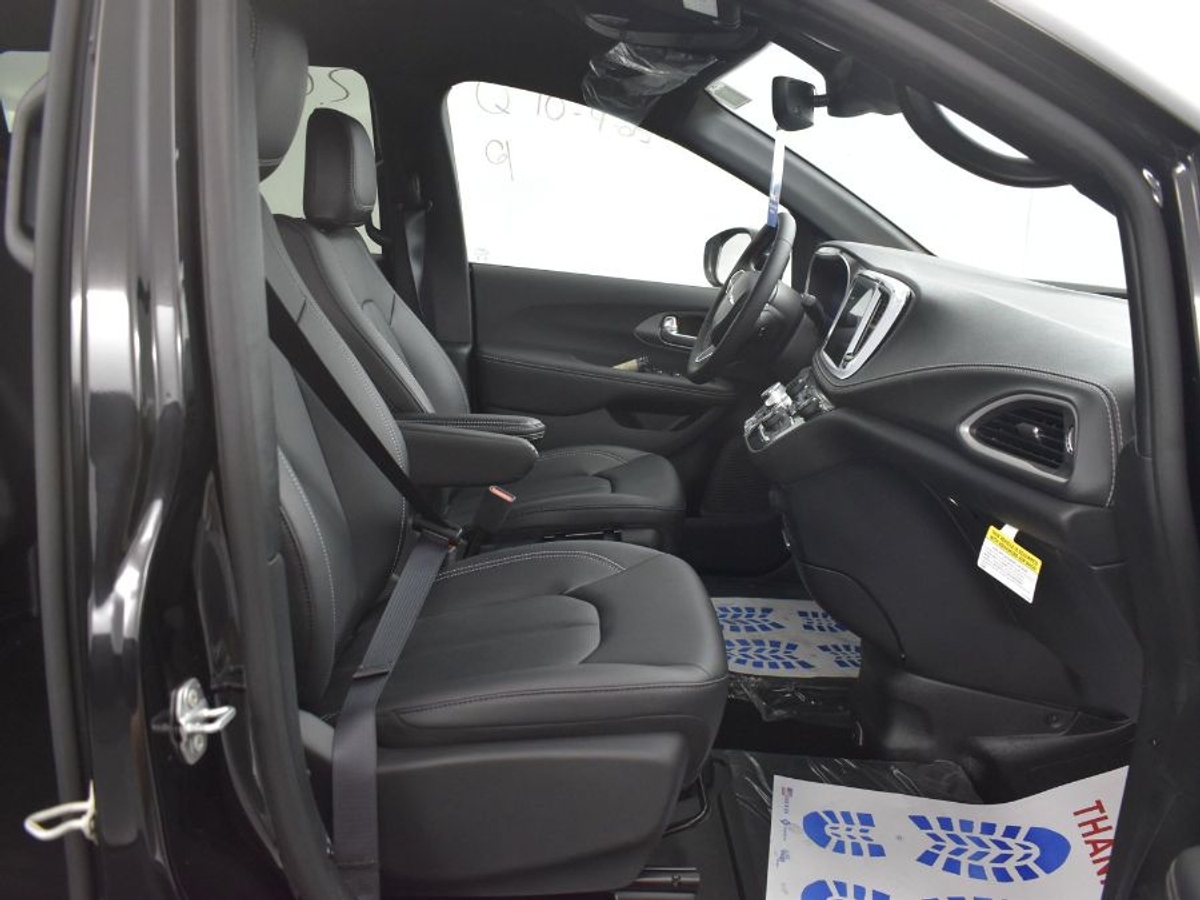 Black Chrysler Pacifica image number 8