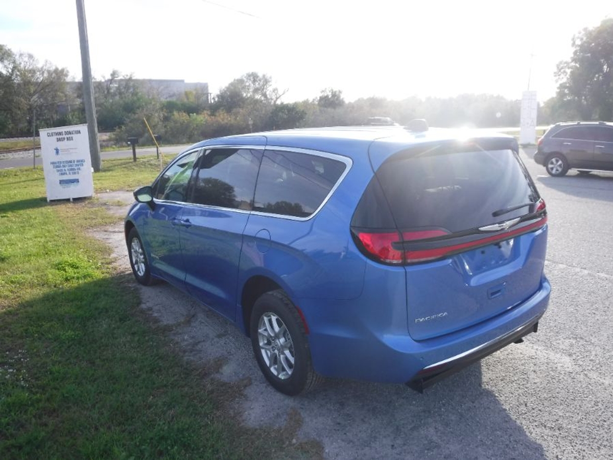 Blue Chrysler Pacifica image number 6