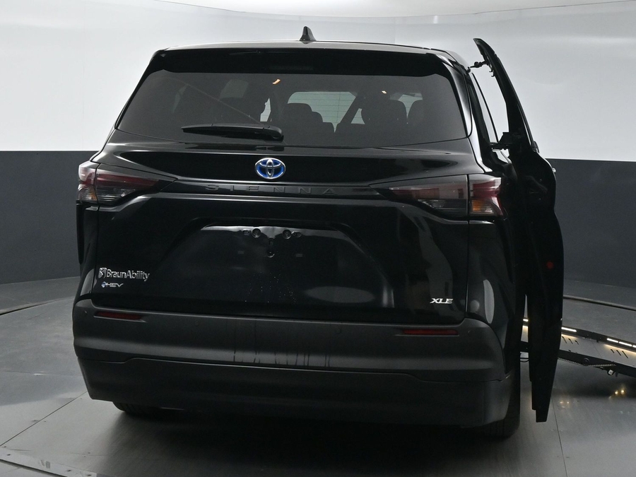 New 2025 Toyota Sienna Hybrid XLE Base - BraunAbility Side Entry Entry Fold Out Automatic Ramp