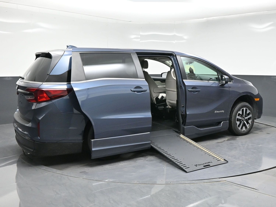 Blue Honda Odyssey image number 6