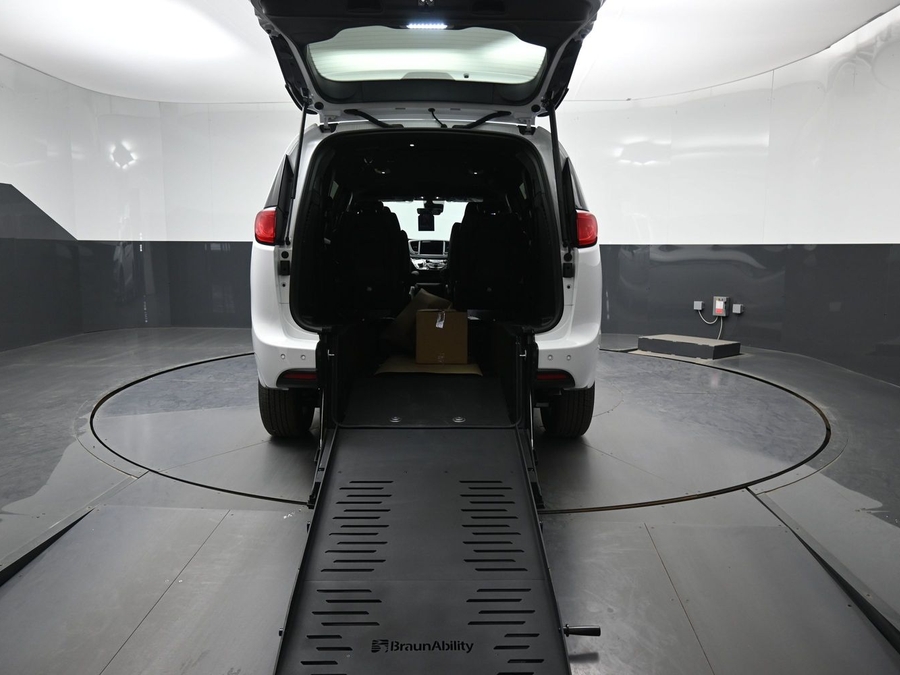 White Chrysler Voyager image number 6