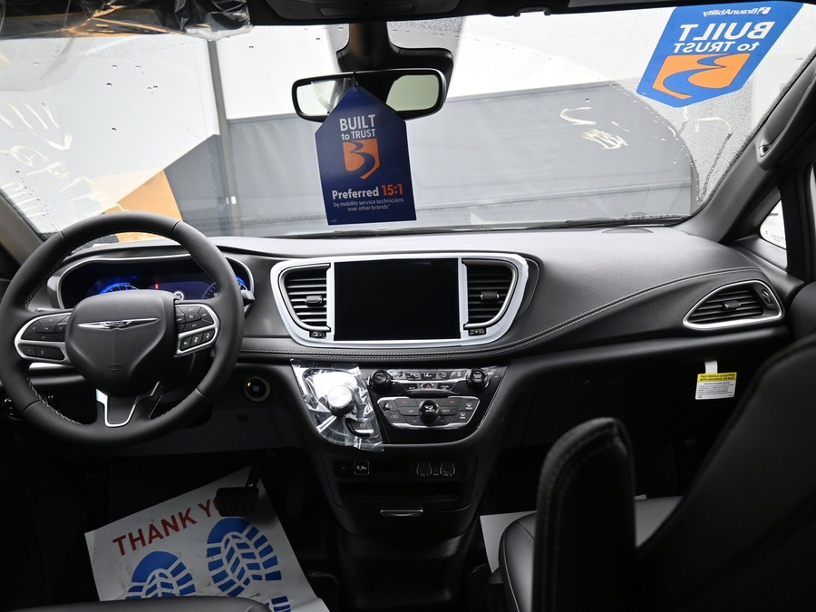 New 2025 Chrysler Pacifica Select Safety - BraunAbility Side Entry Entry Fold Out Automatic Ramp