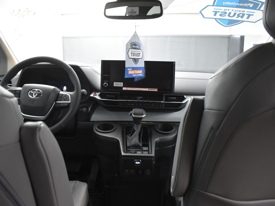 New 2025 Toyota Sienna Hybrid XLE Base - BraunAbility Side Entry Entry Fold Out Automatic Ramp
