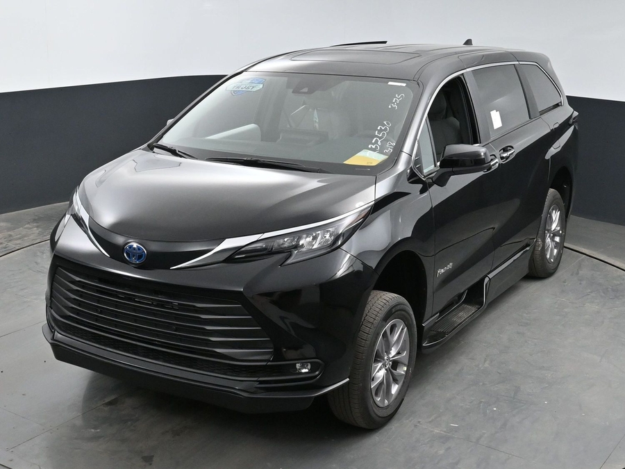 New 2025 Toyota Sienna Hybrid XLE Base - BraunAbility Side Entry Entry Fold Out Automatic Ramp