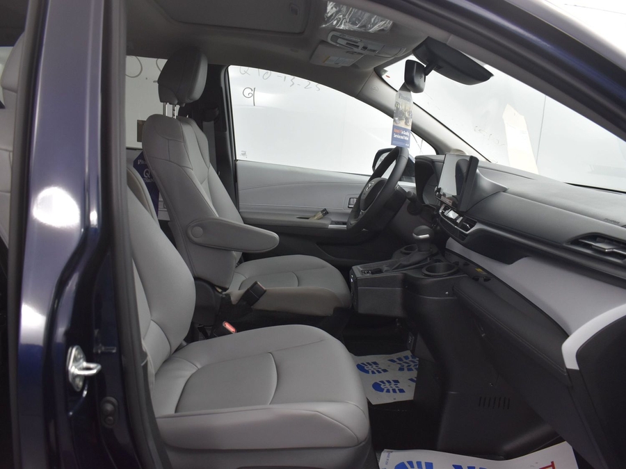 New 2025 Toyota Sienna Hybrid XLE Plus - BraunAbility Side Entry Entry In Floor Automatic Ramp