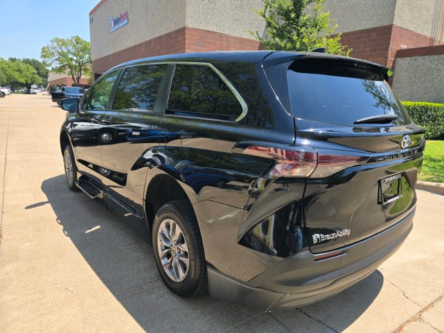 Used 2024 Toyota Sienna Hybrid LE Base - BraunAbility Side Entry Fold Out Automatic Ramp