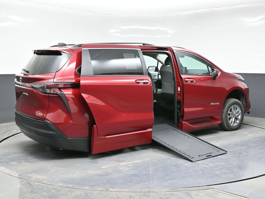New 2026 Toyota Sienna Hybrid XLE Add - BraunAbility Side Entry Entry In Floor Automatic Ramp