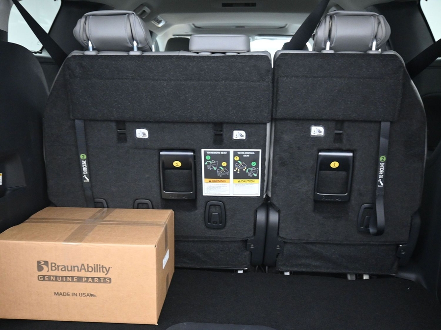 New 2026 Toyota Sienna Hybrid XLE Base - BraunAbility Side Entry Fold Out Automatic Ramp
