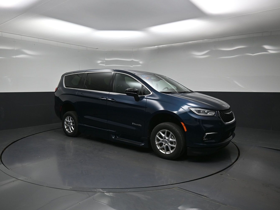 Used 2025 Chrysler Pacifica Select - BraunAbility Side Entry In Floor Automatic Ramp