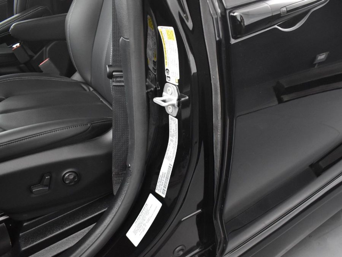 Black Chrysler Pacifica image number 16