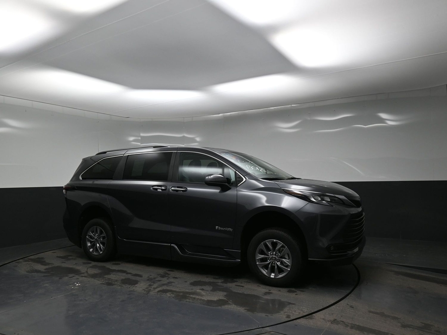 New 2025 Toyota Sienna Hybrid XLE Plus - BraunAbility Side Entry Entry Fold Out Automatic Ramp