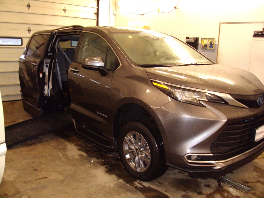 2022 Toyota Sienna XLE's photo