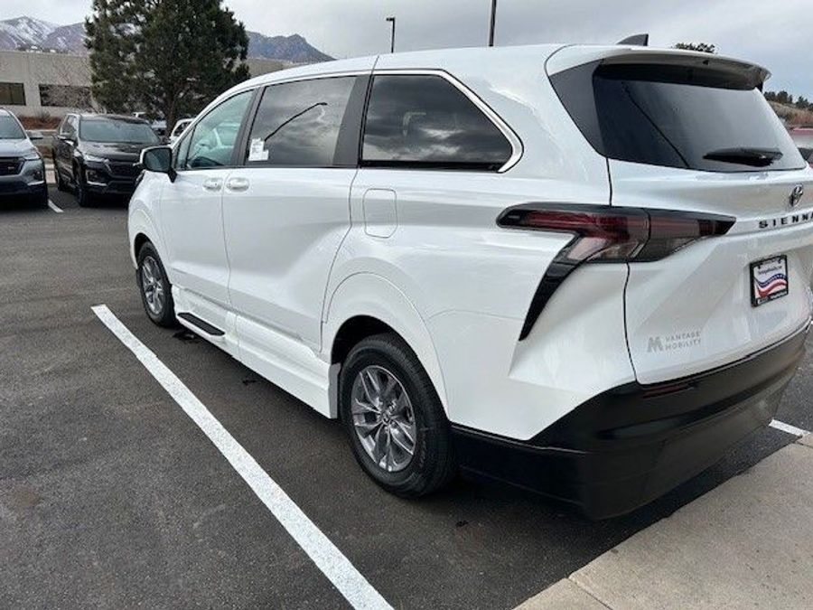 New 2025 Toyota Sienna Hybrid LE w MID ROW - Vantage Mobility Commercial Side Entry Entry In Floor Manual Ramp