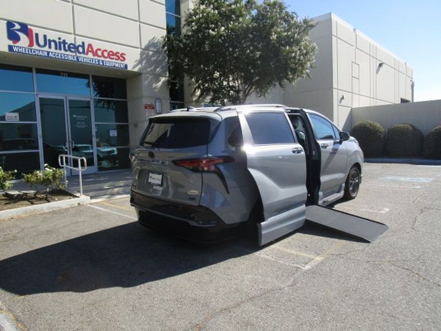 New 2025 Toyota Sienna Hybrid XSE Sport - VMI Side Entry Entry In Floor Automatic Ramp