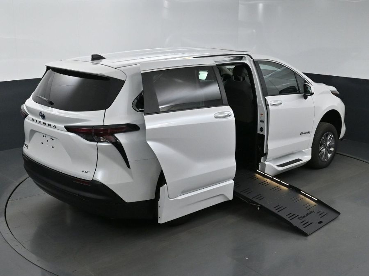 White Toyota Sienna image number 24