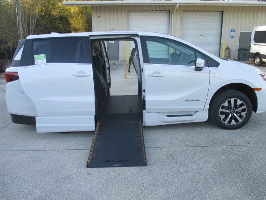 White Honda Odyssey image number 31