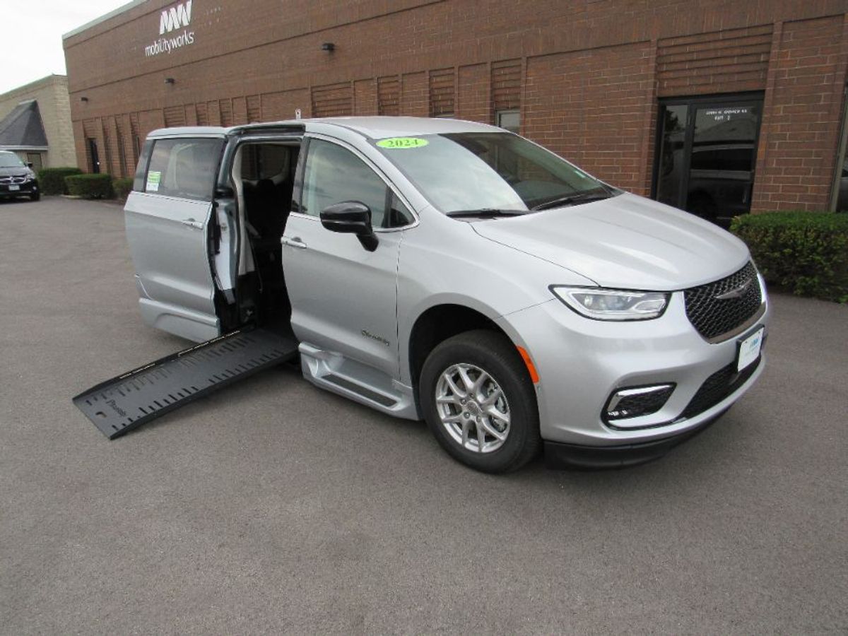 Silver Chrysler Pacifica image number 8