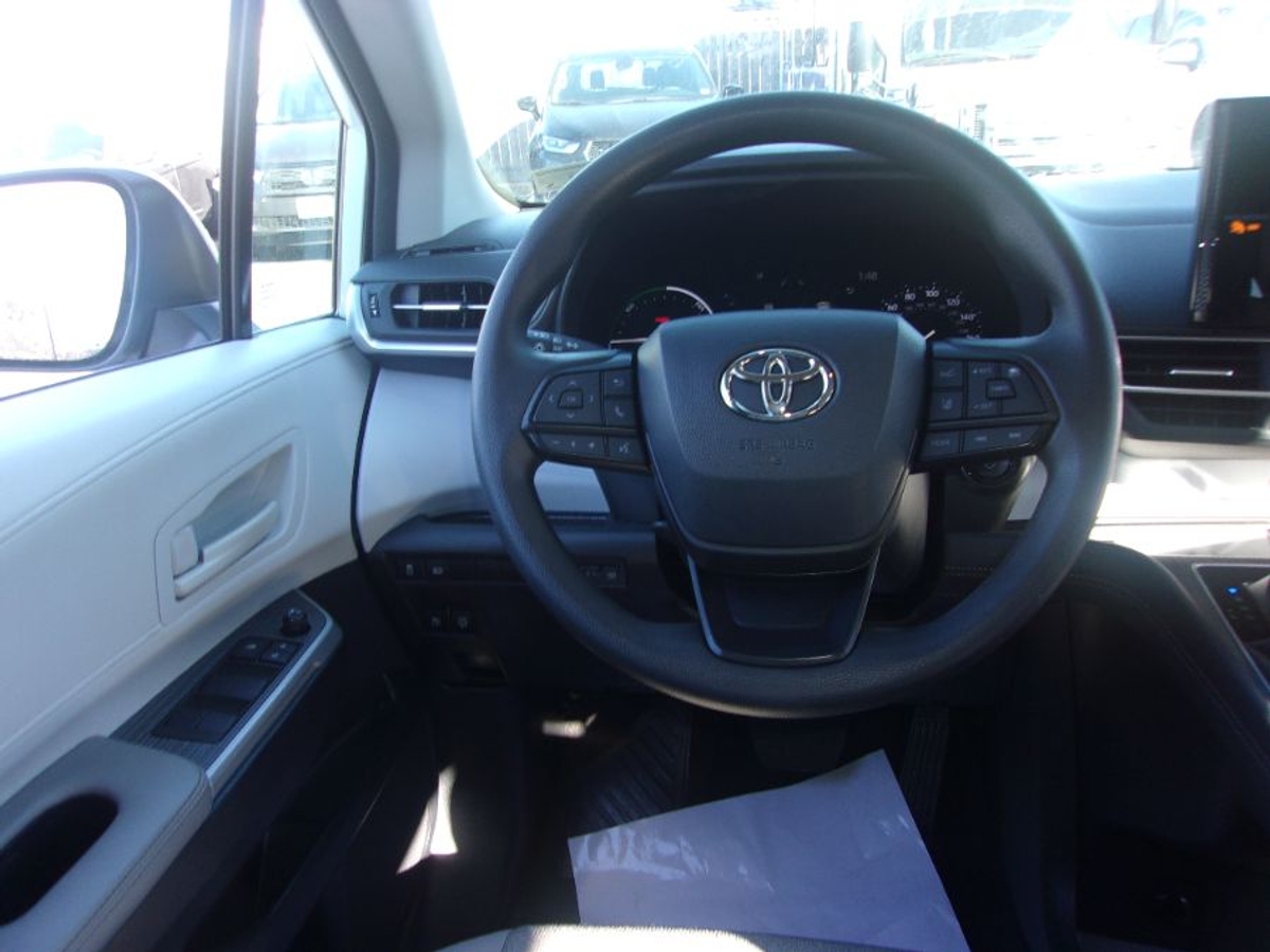 2025 TOYOTA SIENNA - Image 8