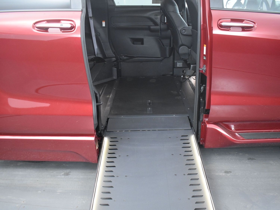 New 2025 Toyota Sienna Hybrid Platinum - BraunAbility Side Entry Entry In Floor Automatic Ramp