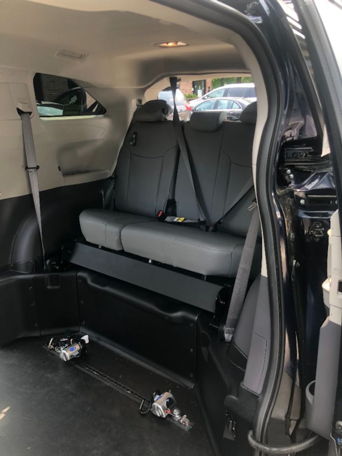 Blue Toyota Sienna image number 13
